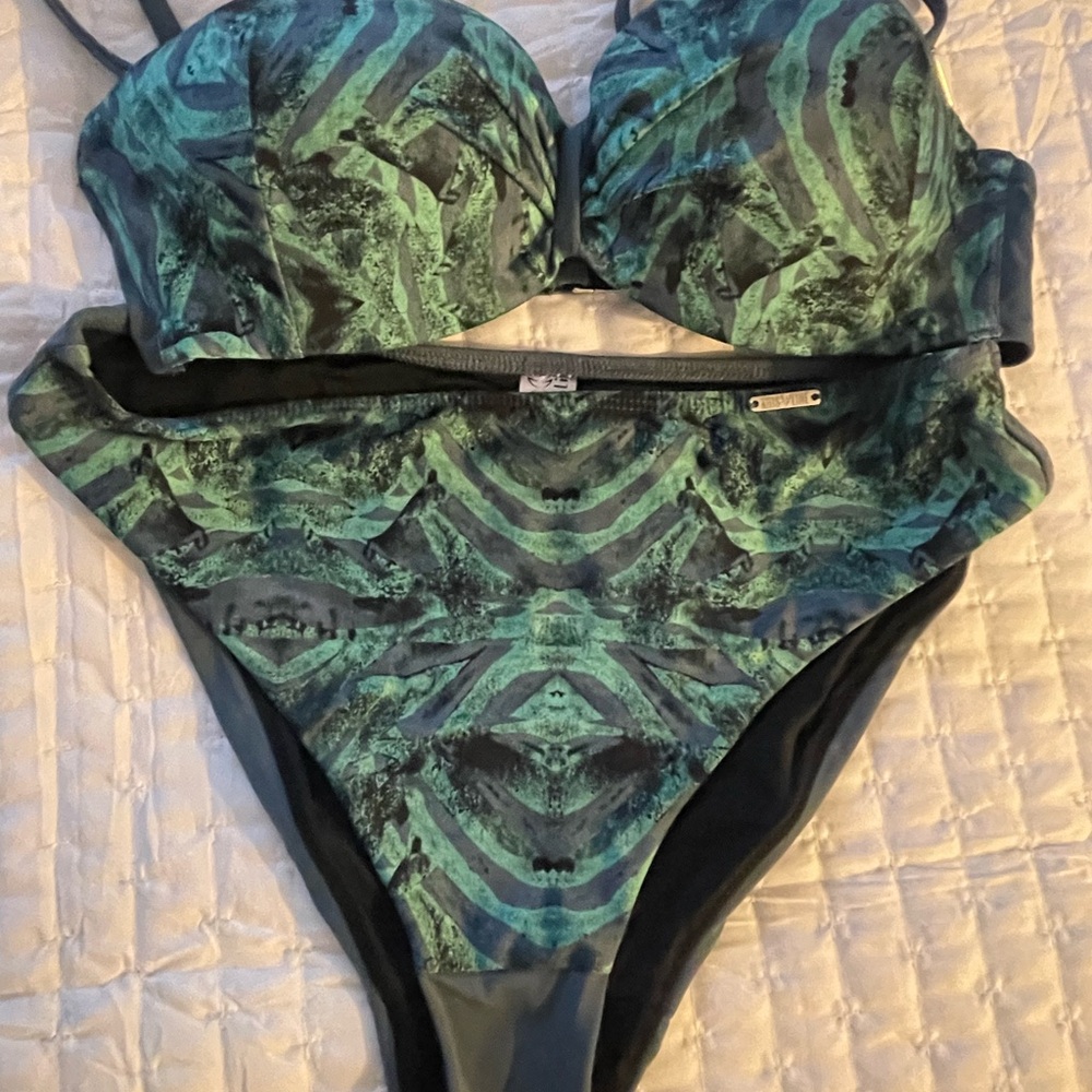 Emerald Patterned Women's Bikini Set - image 1